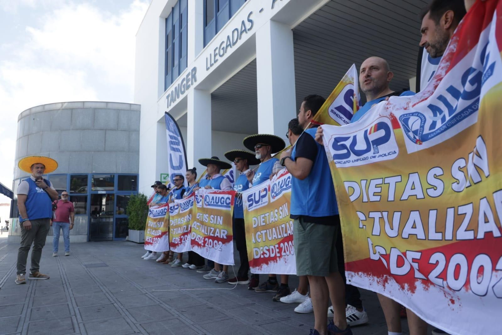 Representantes del SUP y agentes de la Policía Nacional, este miércoles en Algeciras.