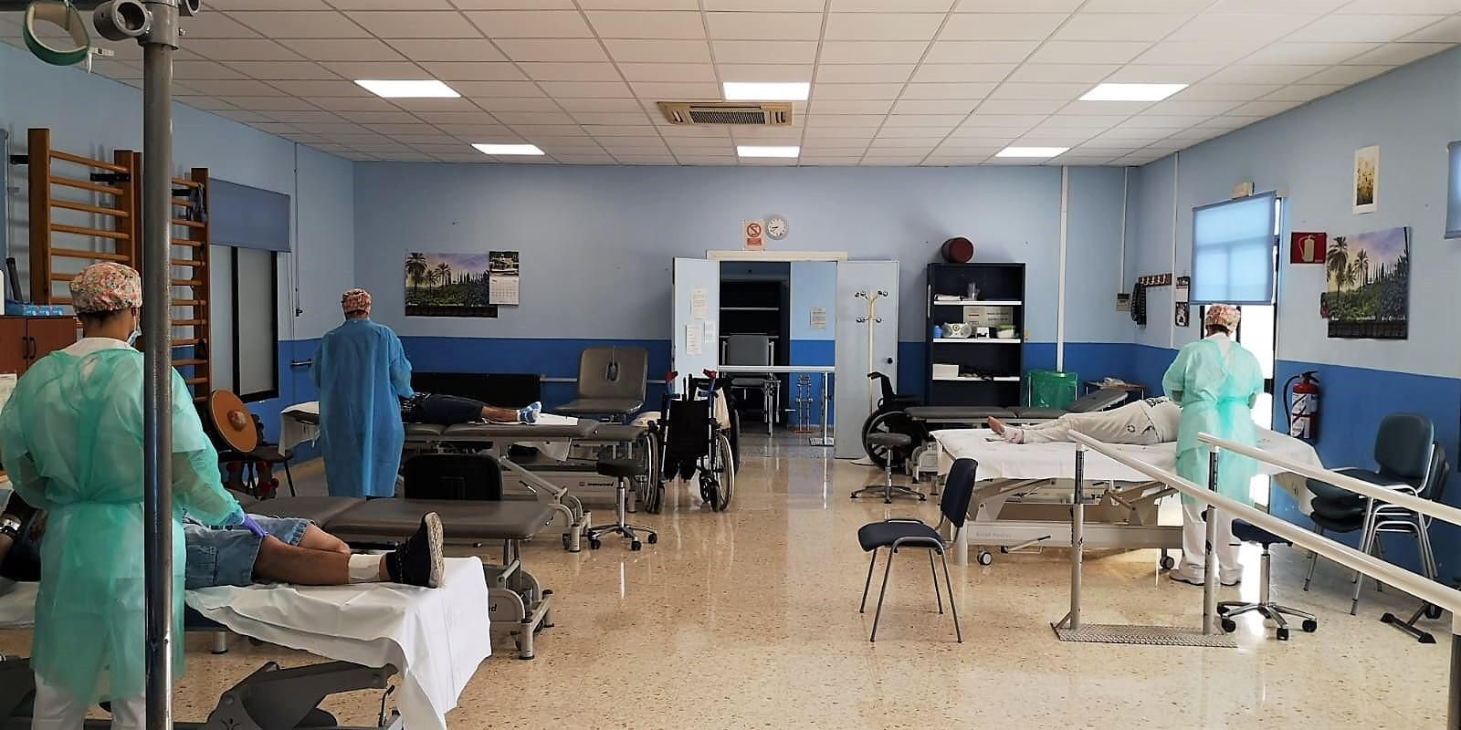 Fisioterapeutas tratando a pacientes en una imagen de archivo.