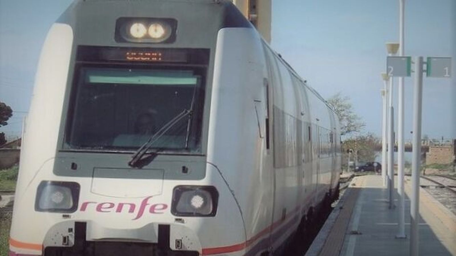 Tren de media distancia en la estación de Osuna.