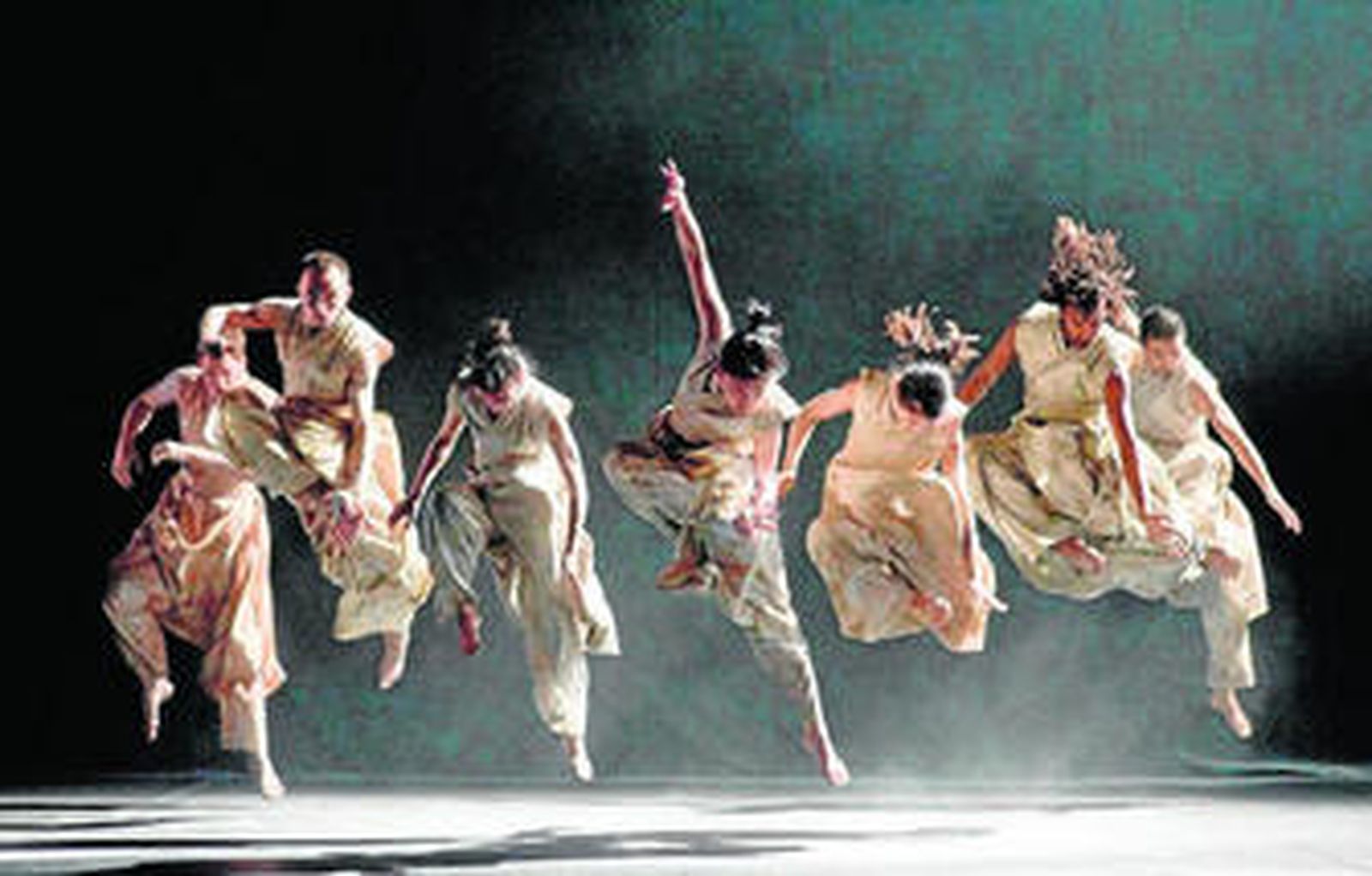 Ocho bailarines de varios continentes componen el elenco de este espectacular trabajo.