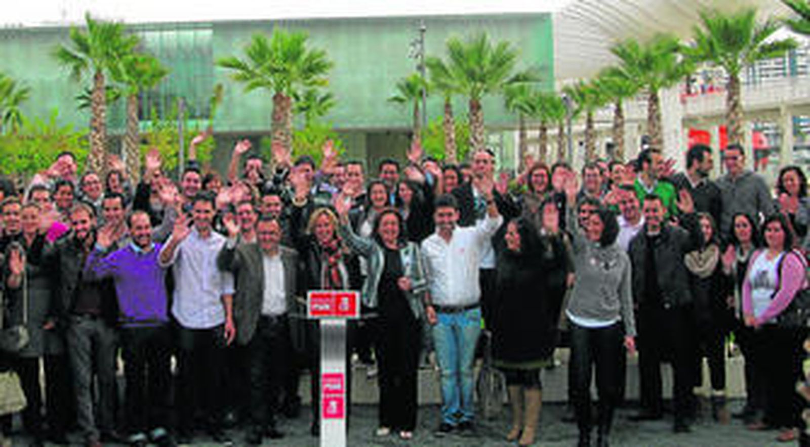 Foto de 'familia' de los socialistas en el Palmeral de las Sorpresas, ayer.