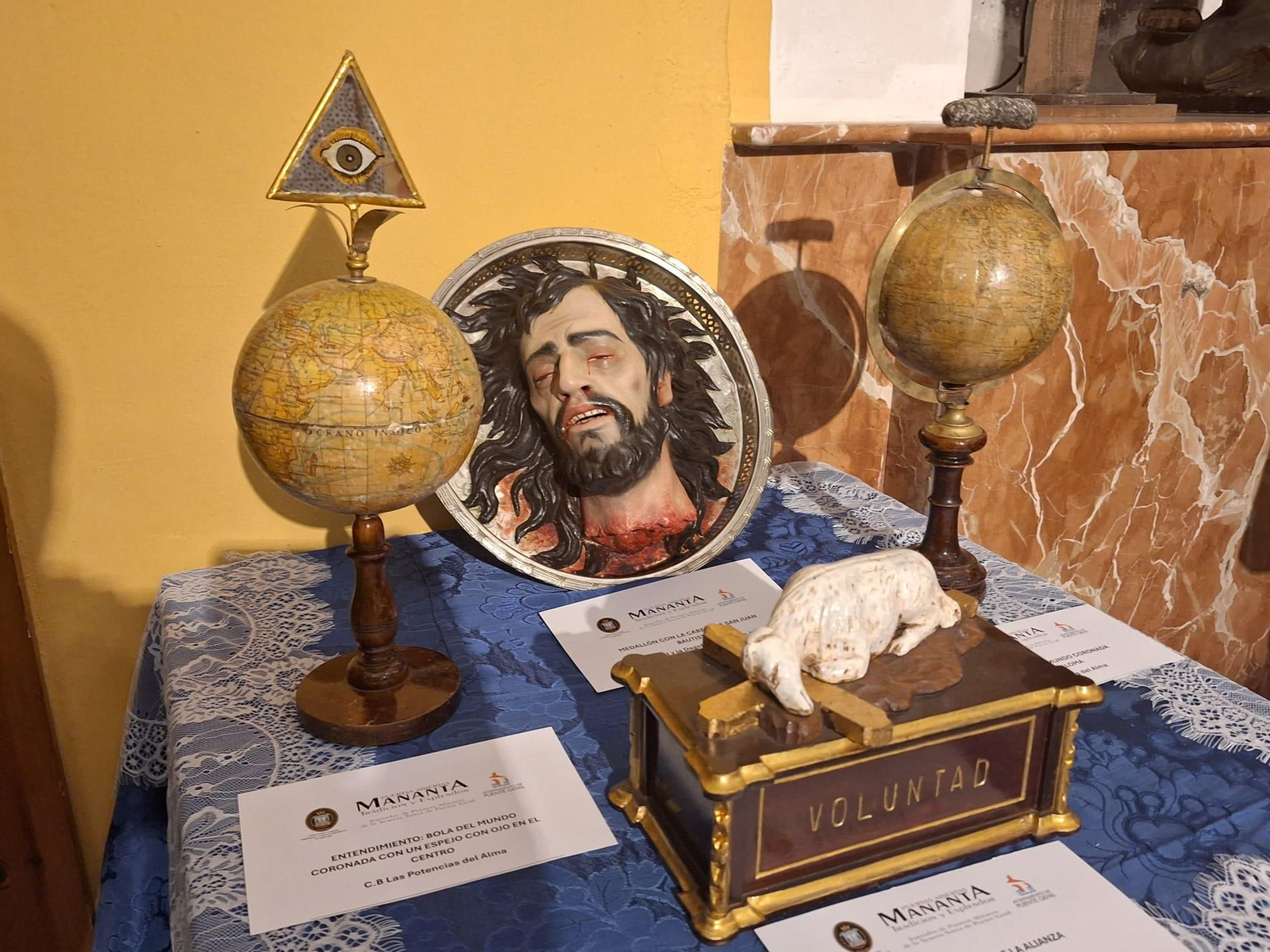 La exposición sobre los estrenos de la Semana Santa de 2024 de Puente Genil, en imágenes