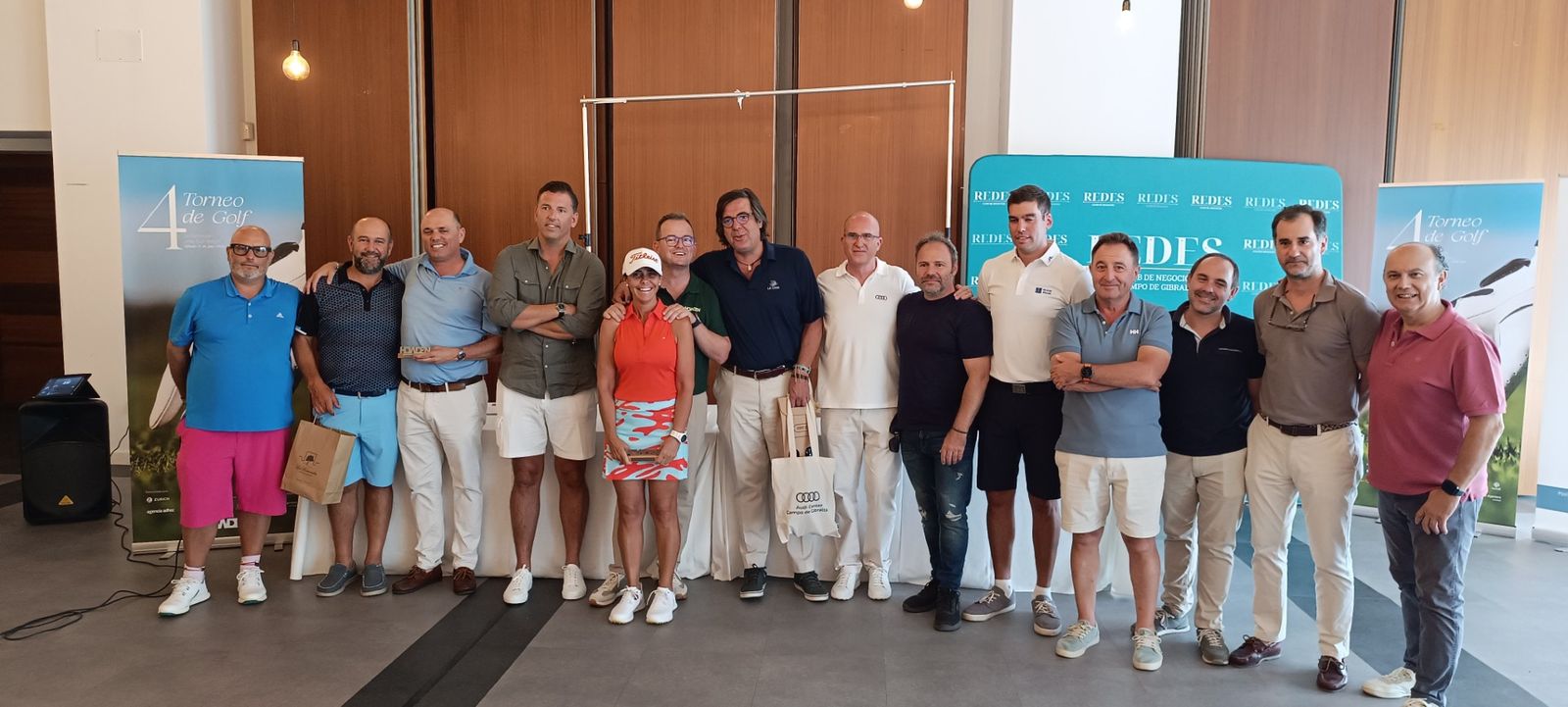 El cuadro de honor del campeonato, junto a los organizadores y patrocinadores.