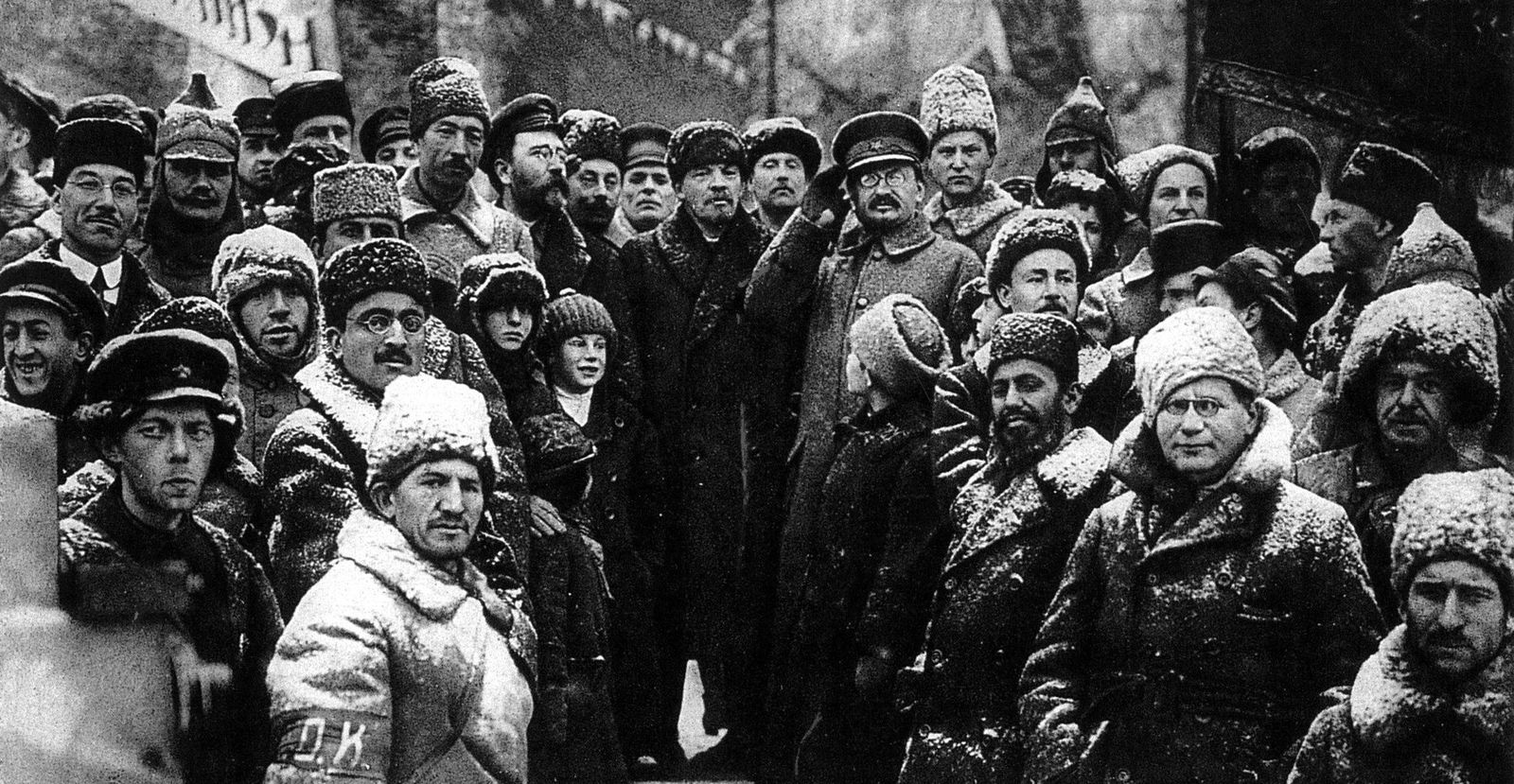 Lenin y Trotski, rodeados de bolcheviques en la Plaza Roja (1919).