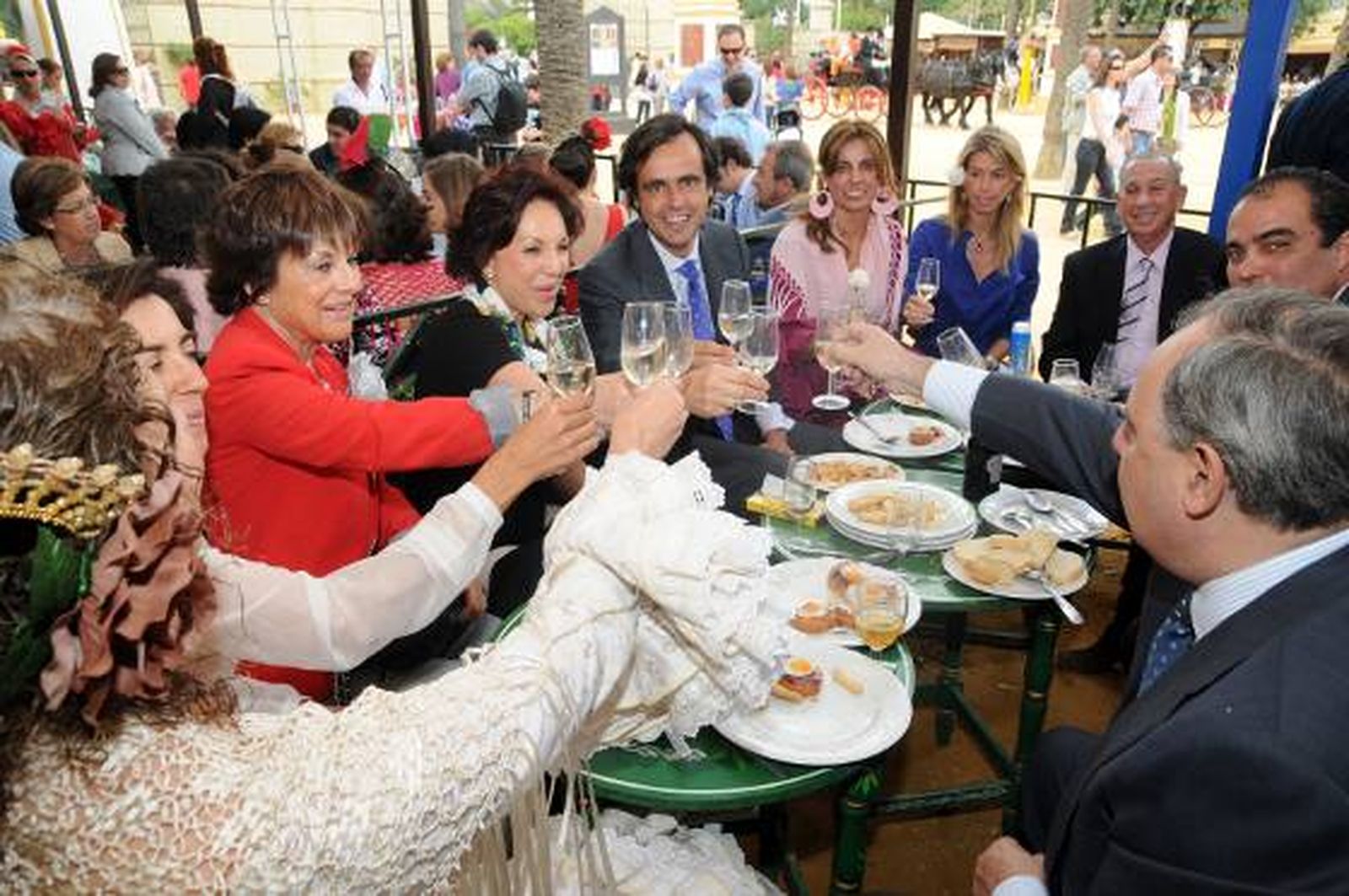 Alfonso Ruiz-Mateos y su hermana Paloma brindan junto a Quina Martínez de Salazar, su hermana Margarita, Fernando Martínez de Irujo, junto al Director de Diario de Jerez, David Fernández y otros miembros del Grupo Garvey.

Foto: Manuel Mateo