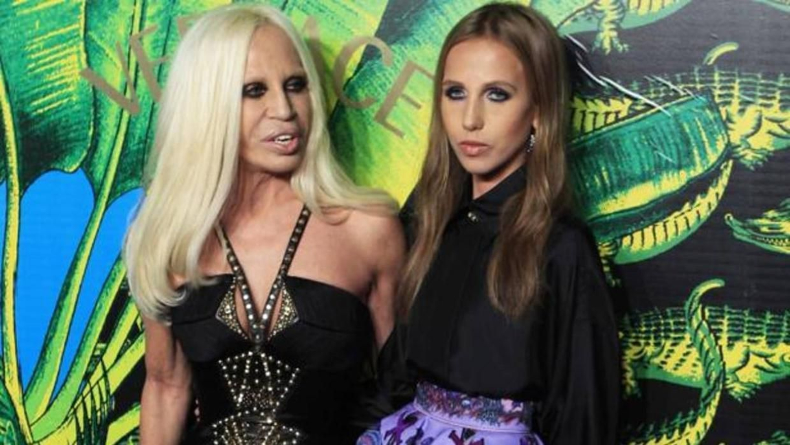 Donatella, la hermana del diseñador, con su hija, Allegra Beck Versace.