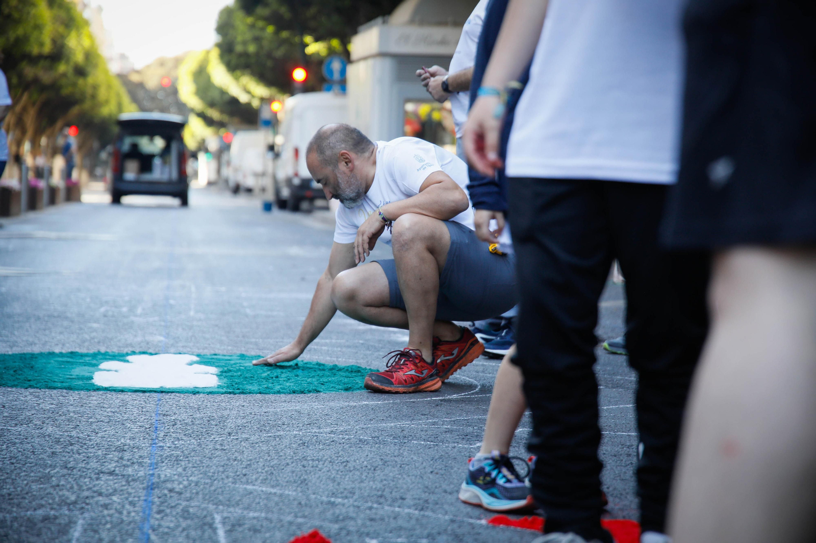 Así es la alfombra de serrín de 60 metros en el Paseo de Almería, en imágenes.