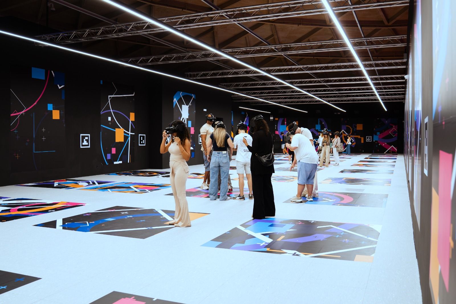 Algunos participantes en las experiencias inmersivas de realidad virtual de Eclipso.