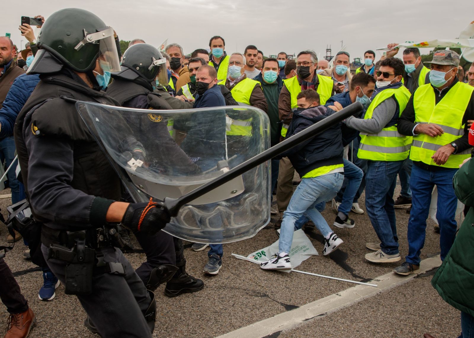 Tensión entre agricultores y antidisturbios en la protesta del sector agrario