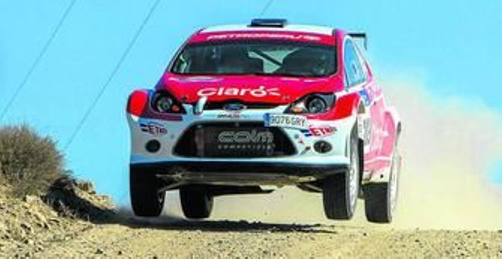 El Ford Fiesta peruano Ramón Ferreyros y su copiloto Diego Vallejo negocia un cambio de rasante.