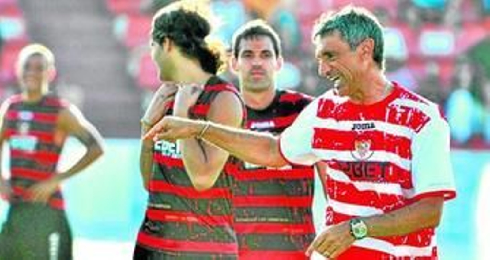Álvarez da instrucciones en el entrenamiento de ayer con Sergio Sánchez y Fernando Navarro de buen humor.