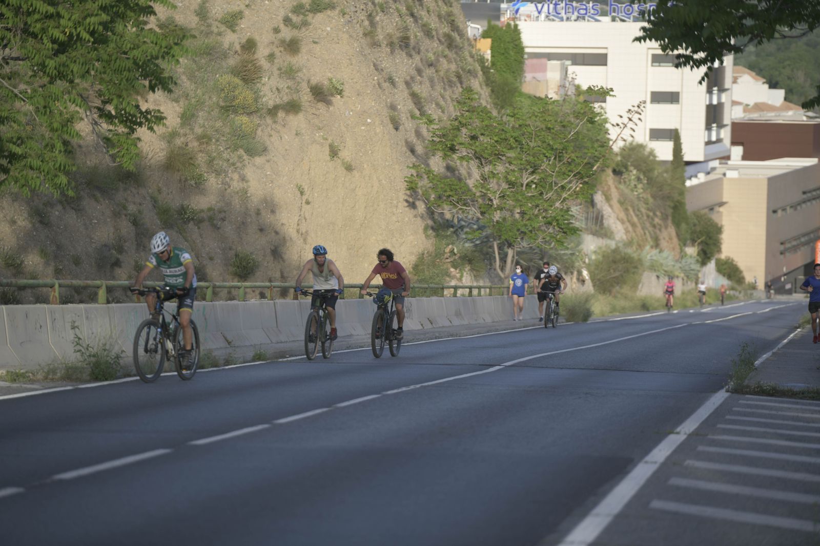 La desescalada se desmadra en Granada: bañistas en el río Genil