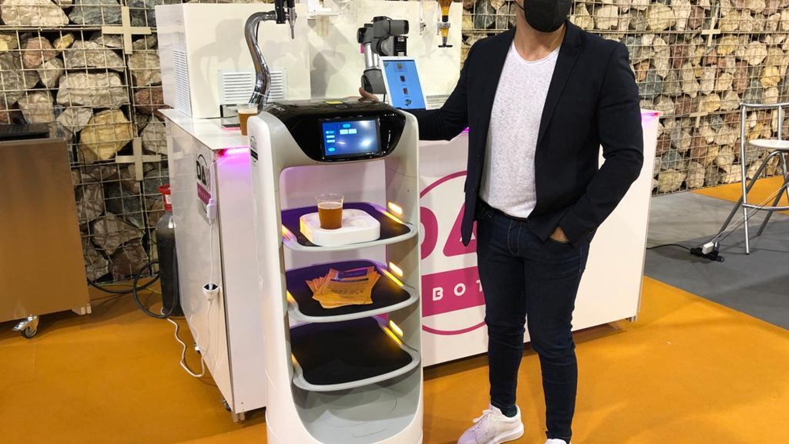 Aarón Rojas muestra el bar robótico y el asistente