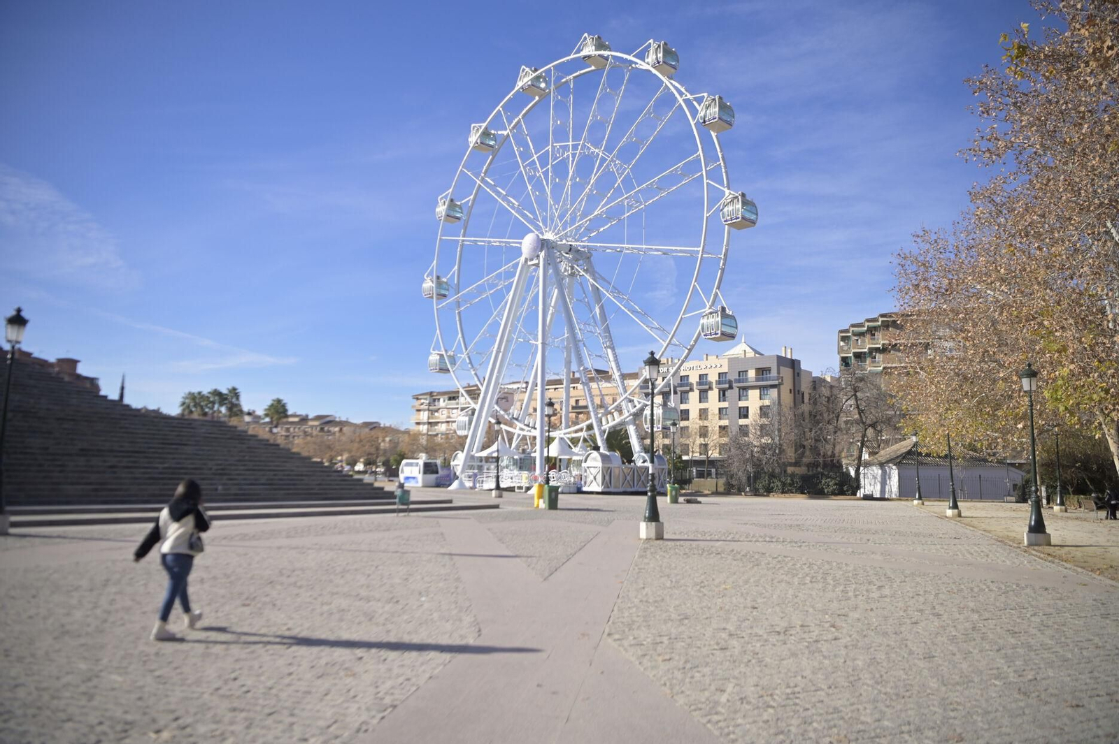 La noria, junto al Palacio de Congresos.