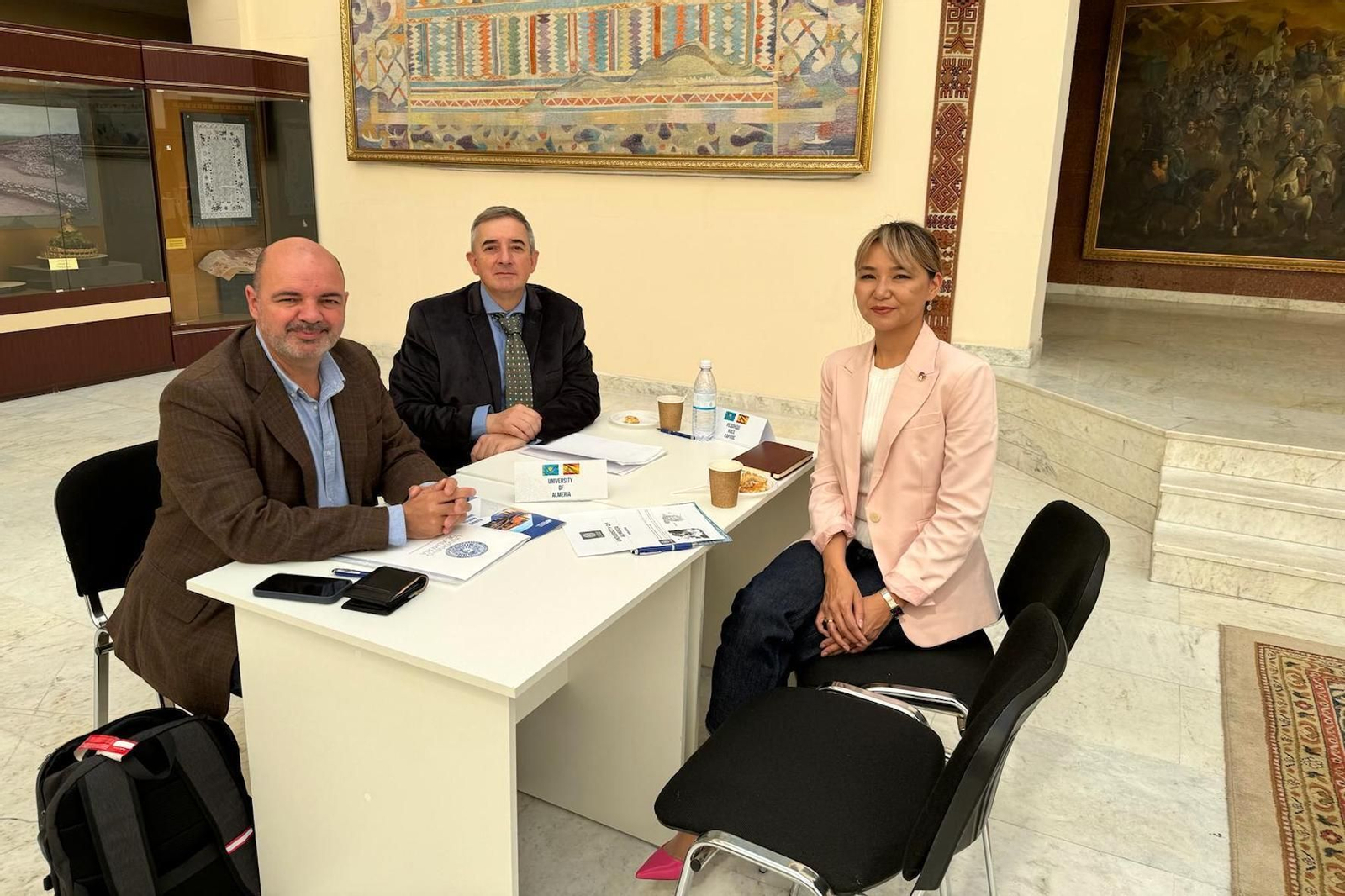 Sesión de networking del vicerrector de Proyección Internacional y el director de Secretariado de Promoción Internacional con la representante de una de las universidades kazajas