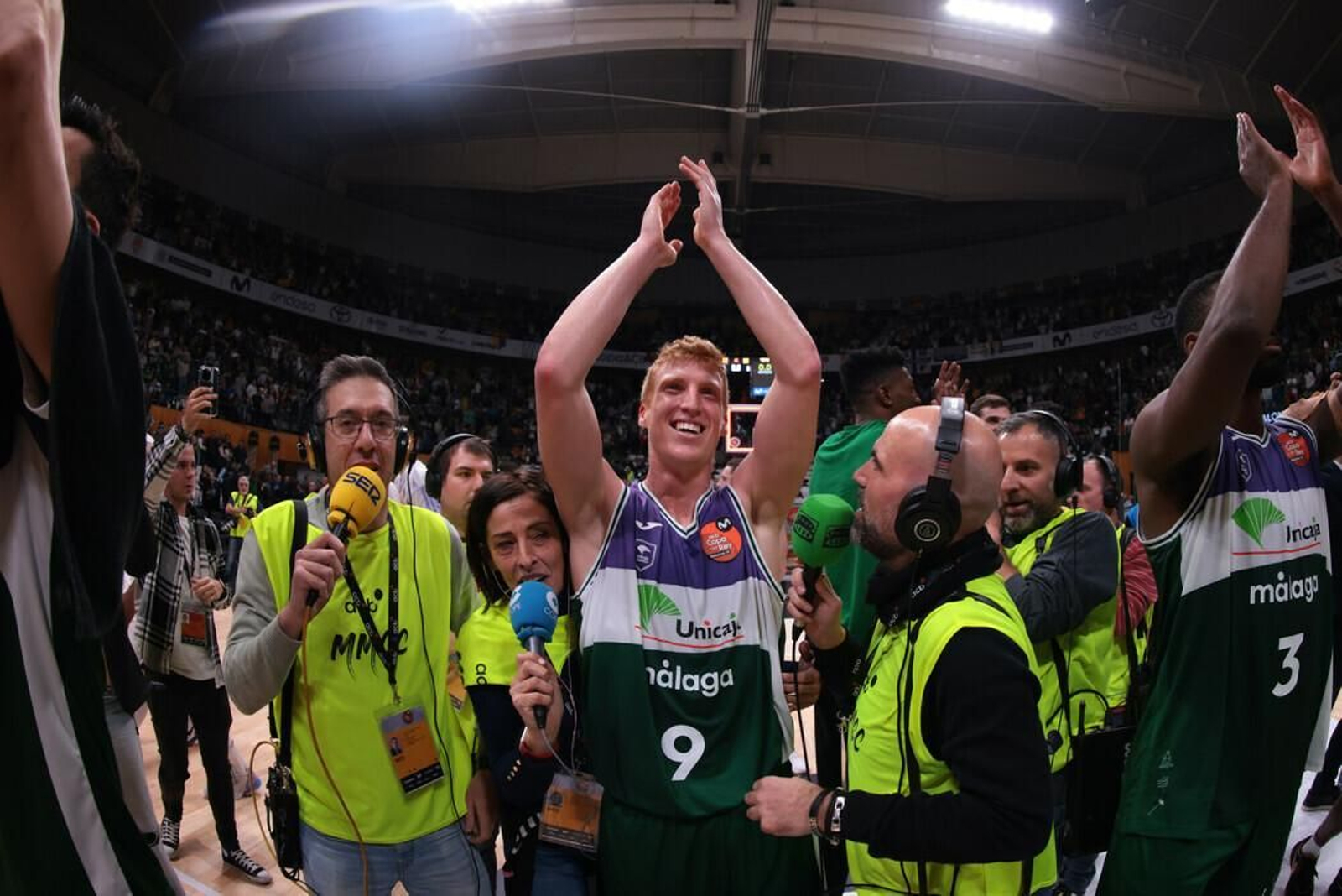 Pelos de punta: Así cantan el Unicaja y su afición en Badalona