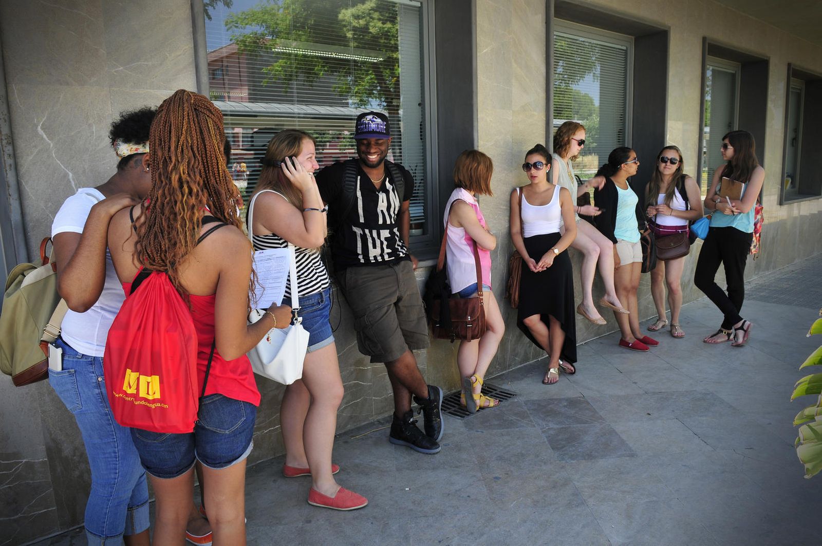 Jóvenes estudiantes en una de las zonas del campus de la Universidad Pablo de Olavide.