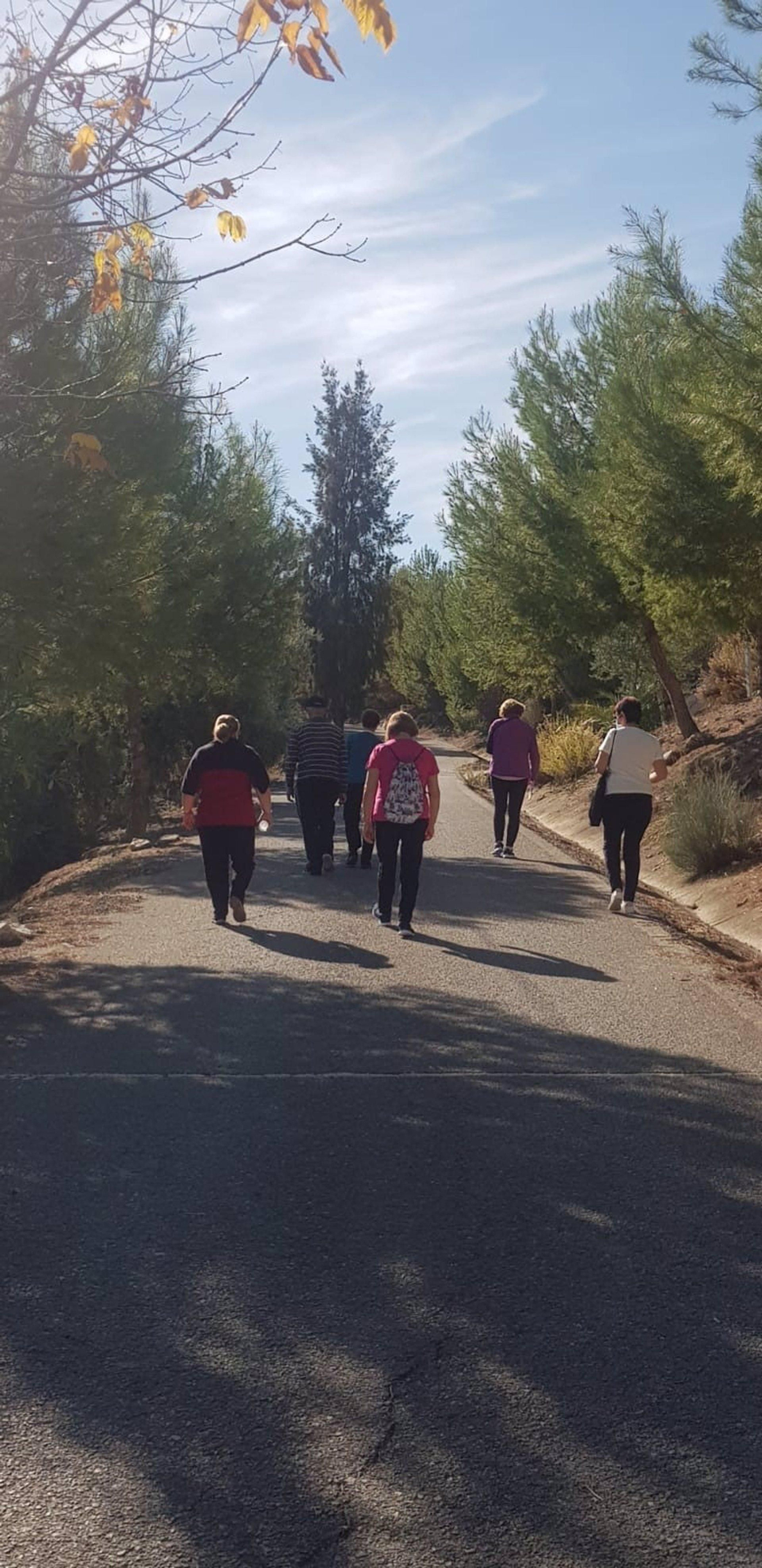 Mayores disfrutan de una caminata en un municipio de la provincia de Málaga.