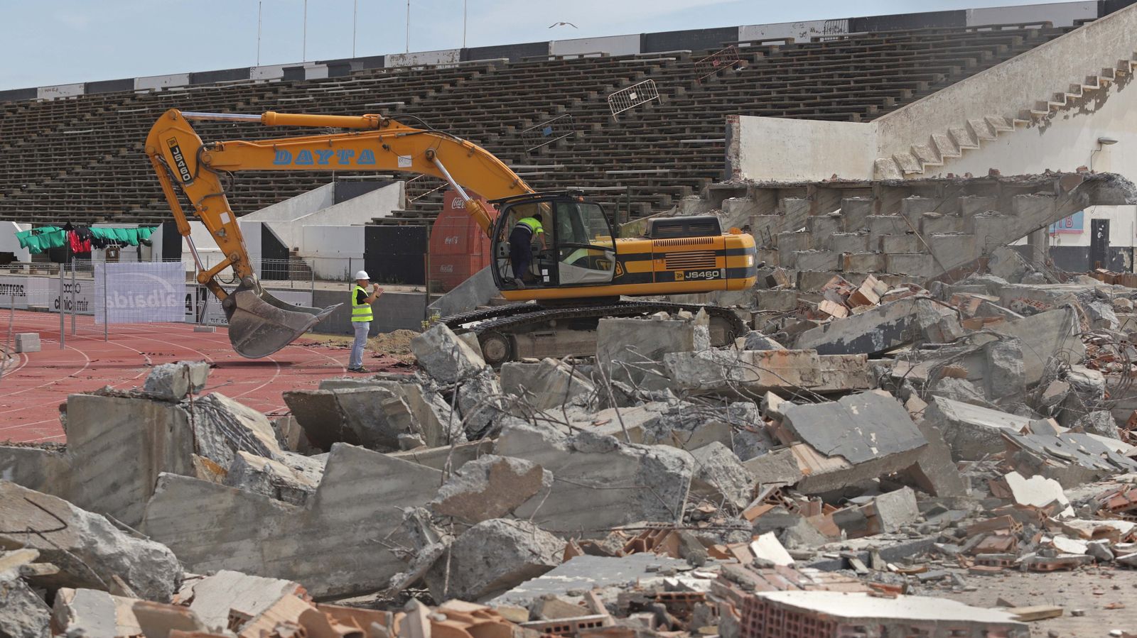 Fotos de la visita de Juanma Moreno al estadio municipal de La Línea