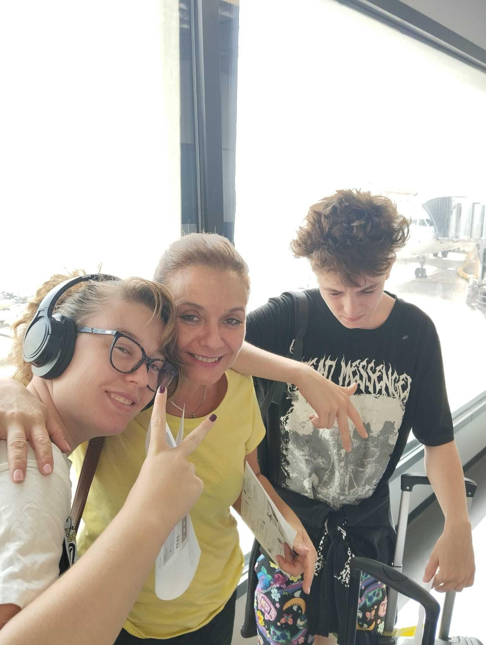 Maribel junto a sus dos hijos.