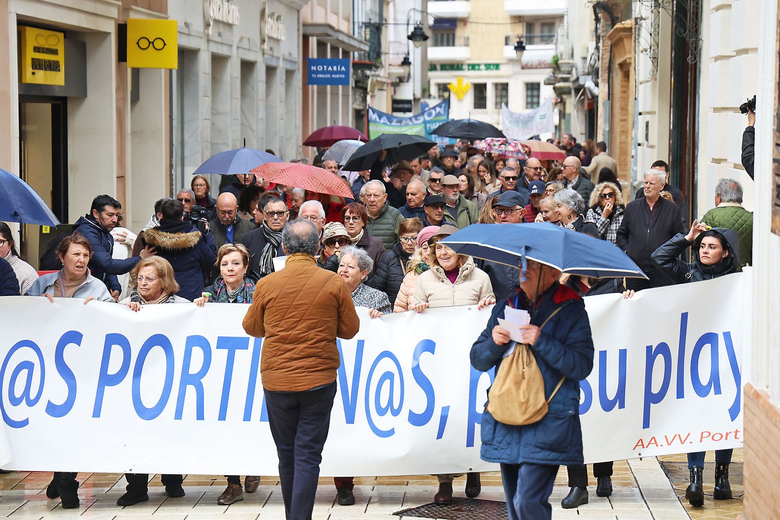 Fotografías de la manifestación en Huelva para exigir la regeneración de las playas