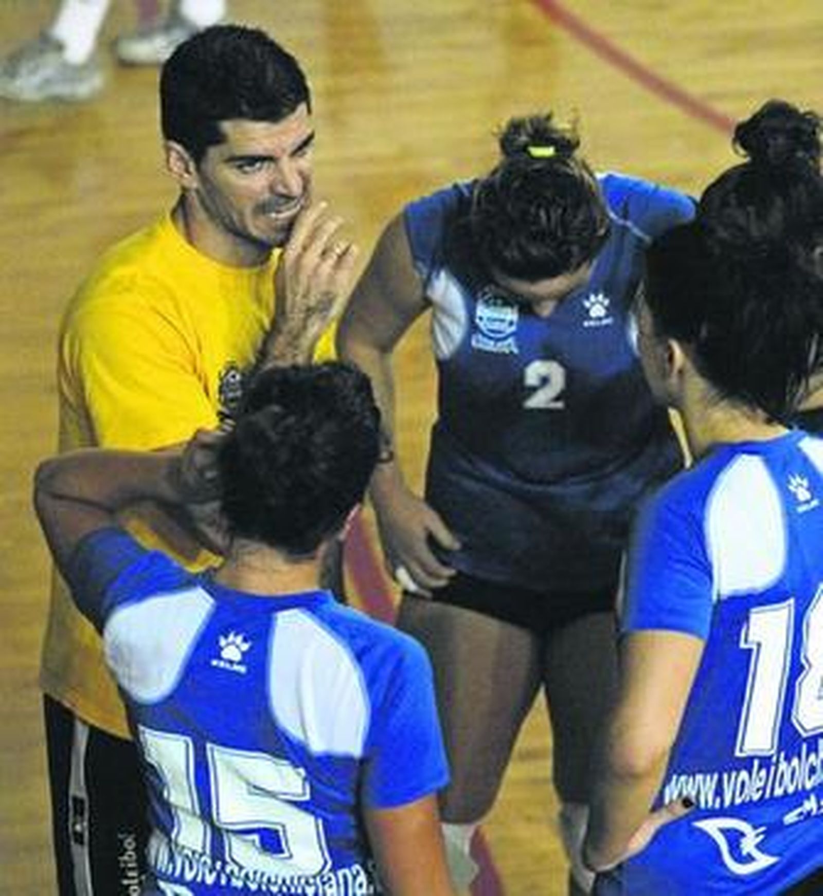 Caballero da instrucciones al equipo durante un partido.