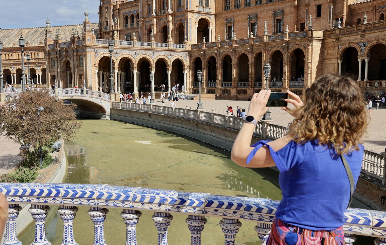 Vaciado de la ría de la Plaza de España para su liemza y restauración