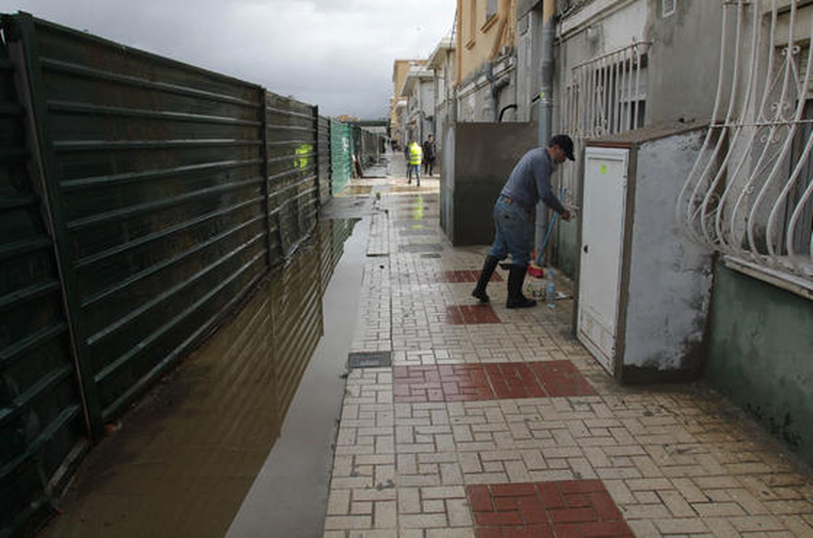 Vecinos achicando agua en la barriada de Dos Hermanas.

Foto: Migue Fernández, Sergio Camacho, Agencias