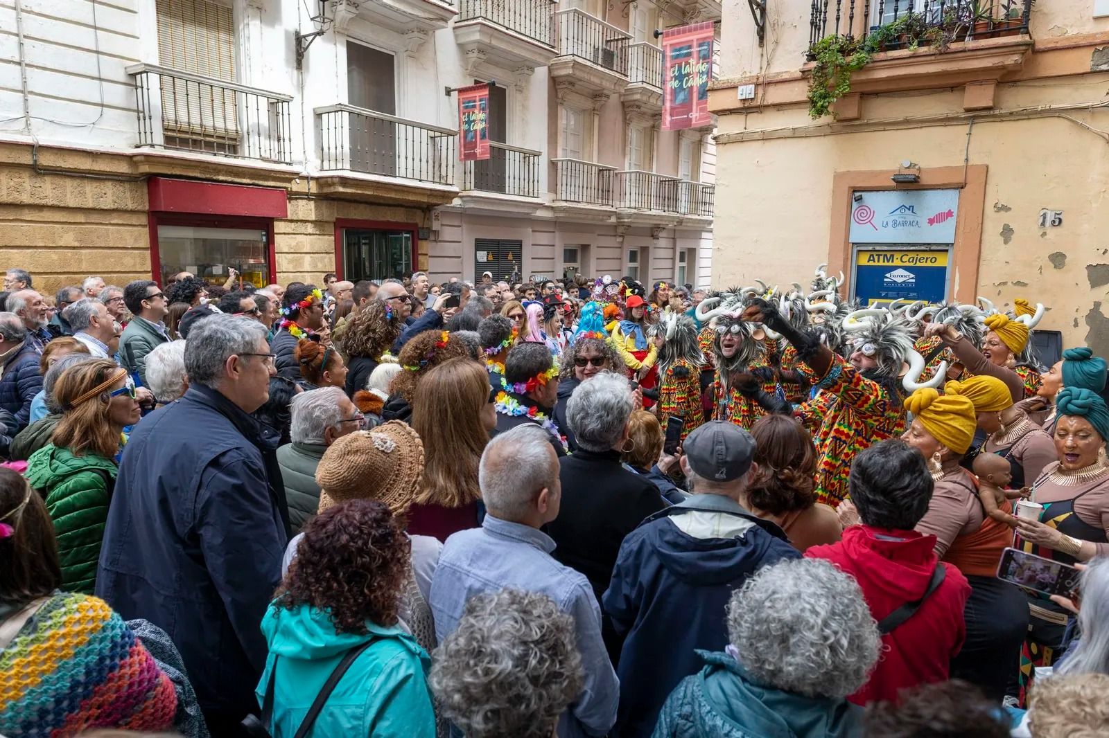 Las chirigotas callejeras toman las calles de la ciudad durante la semana de Carnaval en Cádiz.