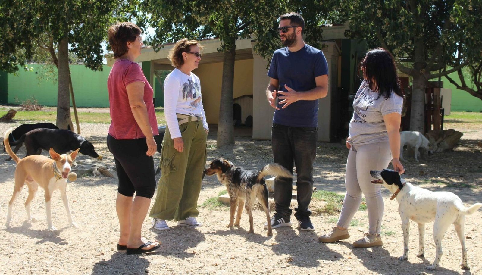 Palmero y Rivas con responsables de la Sociedad Protectora de Animales ‘Refugio Kimba’.