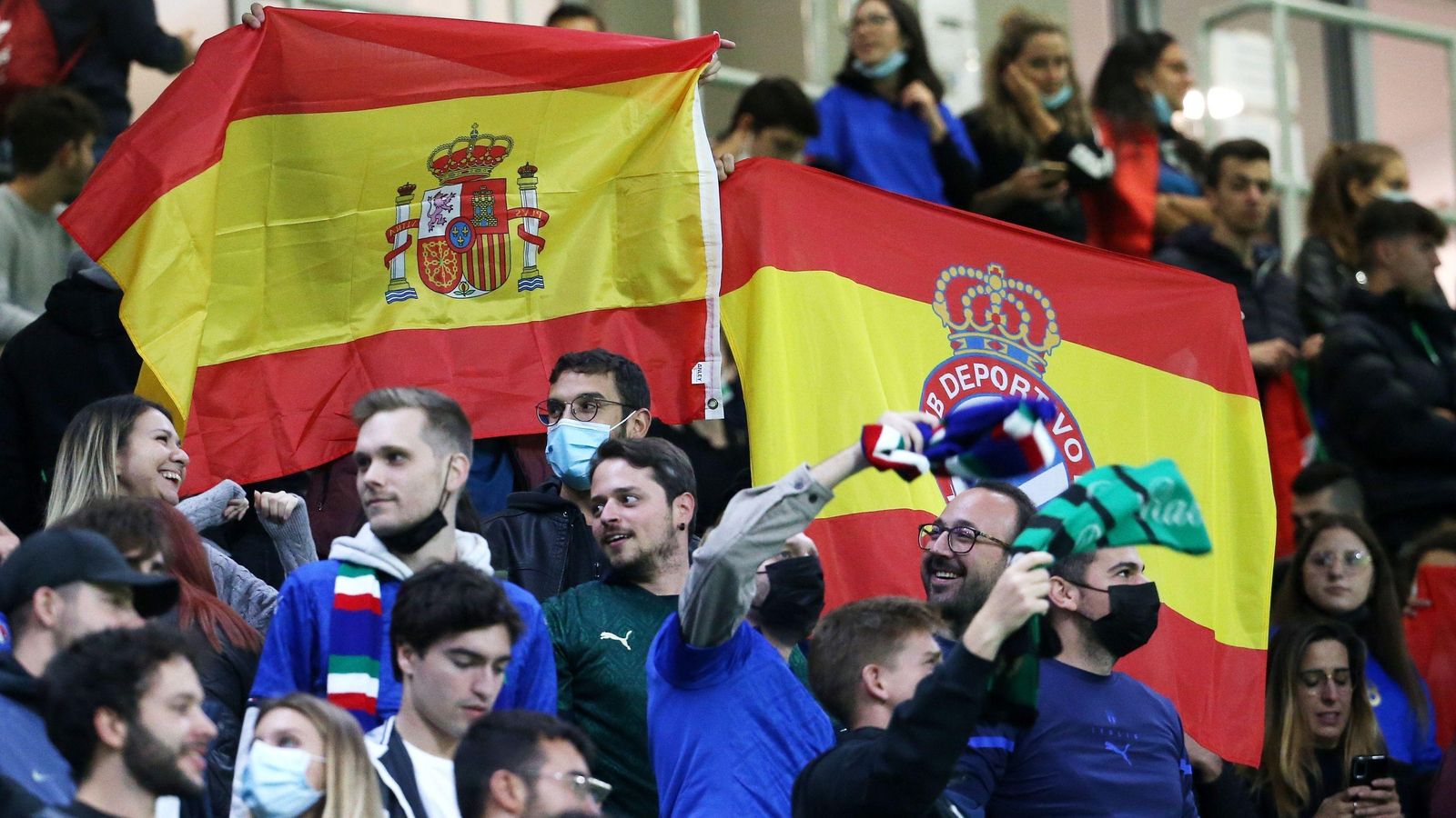 Aficionados españoles en las gradas de San Siro.