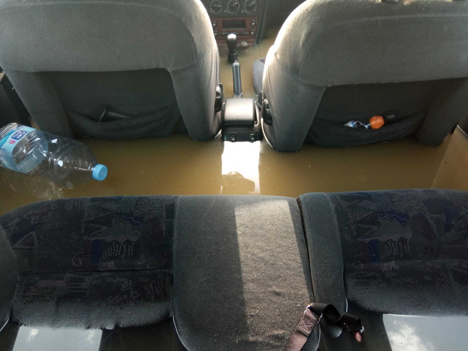 La avería en una tubería anega Sacaba de aguas fecales