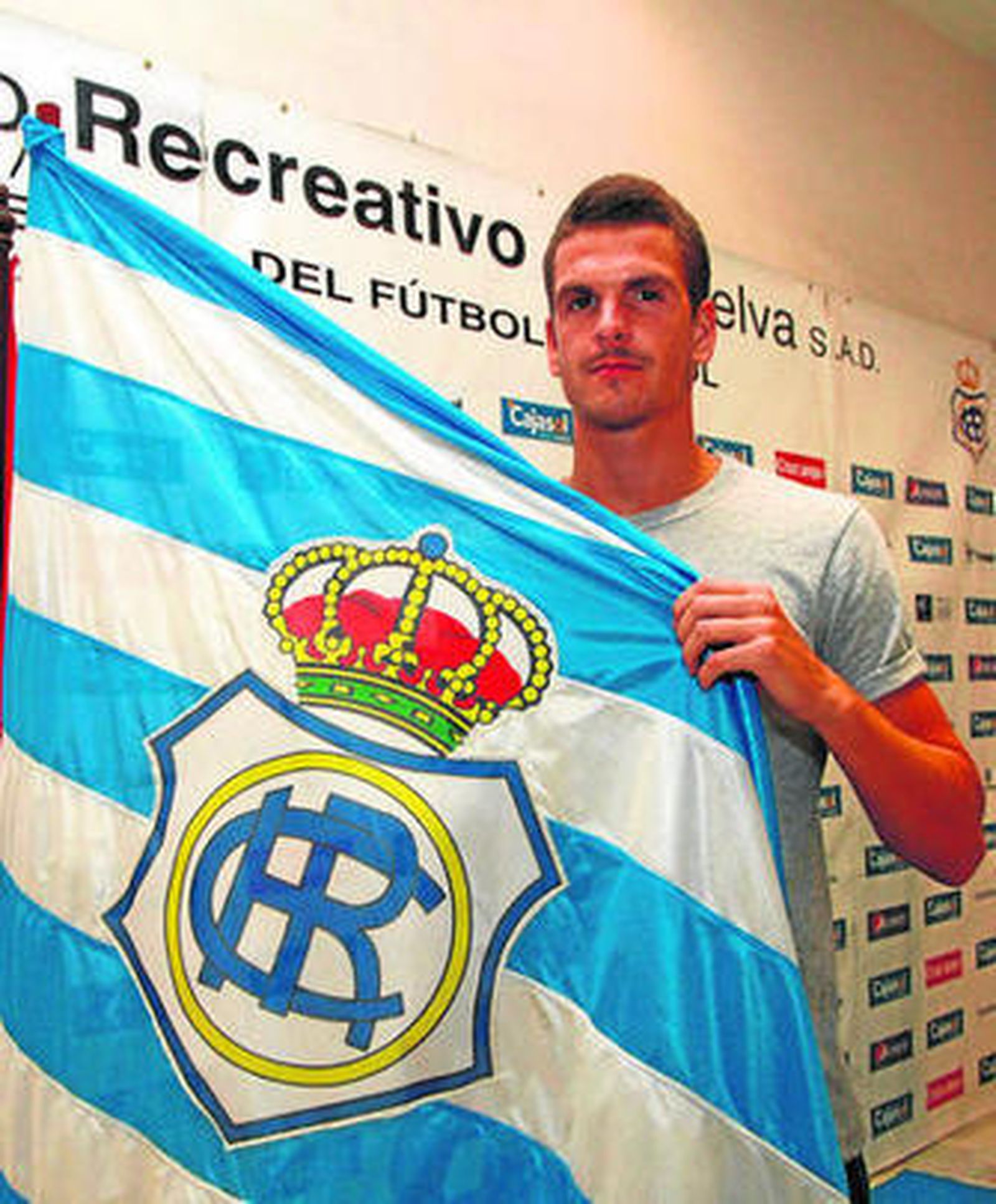 Pardo posa con la bandera del Decano tras su presentación.