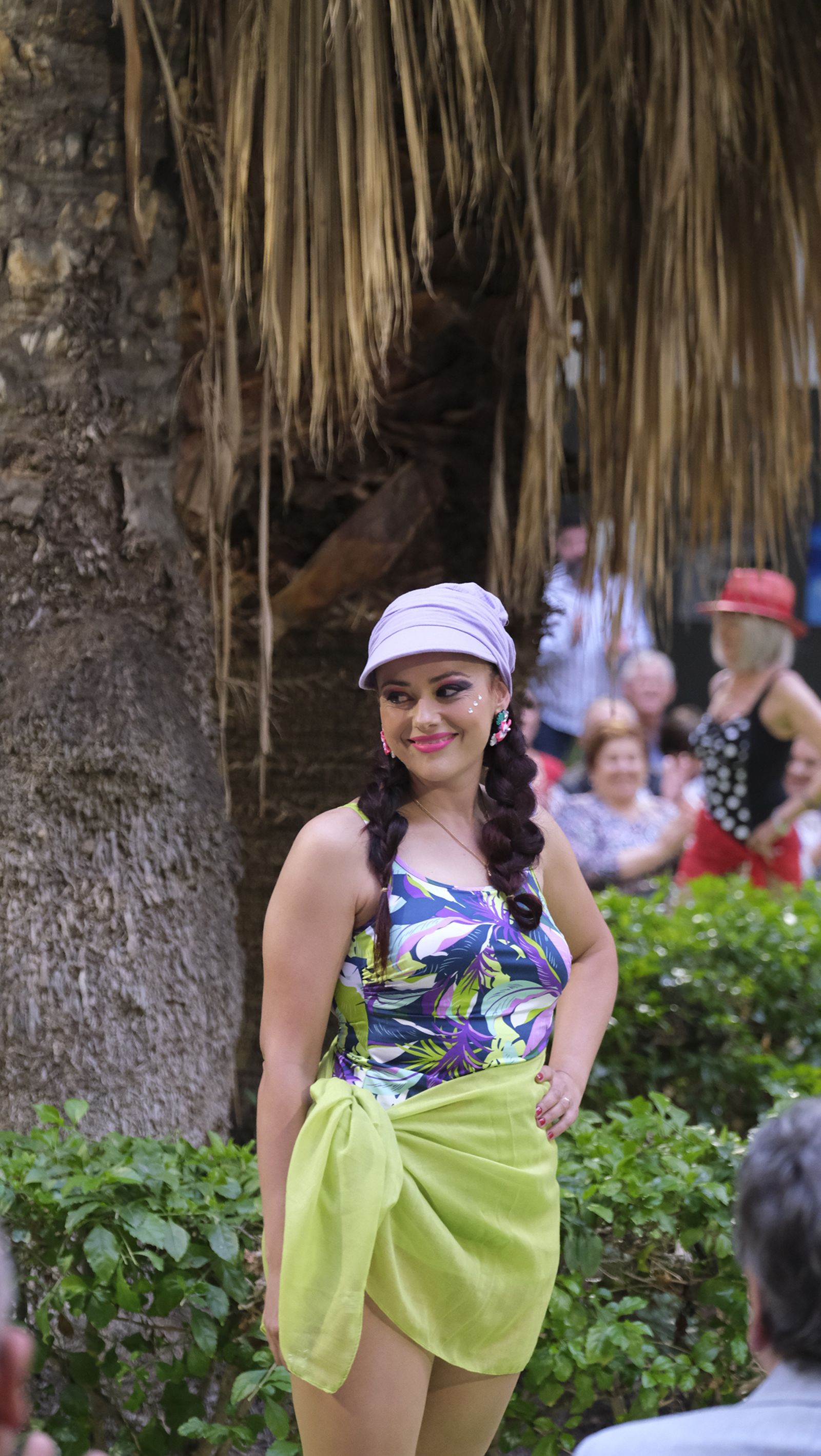 Imágenes del desfile benéfico contra el cáncer, en la Escuela de Artes de Almería