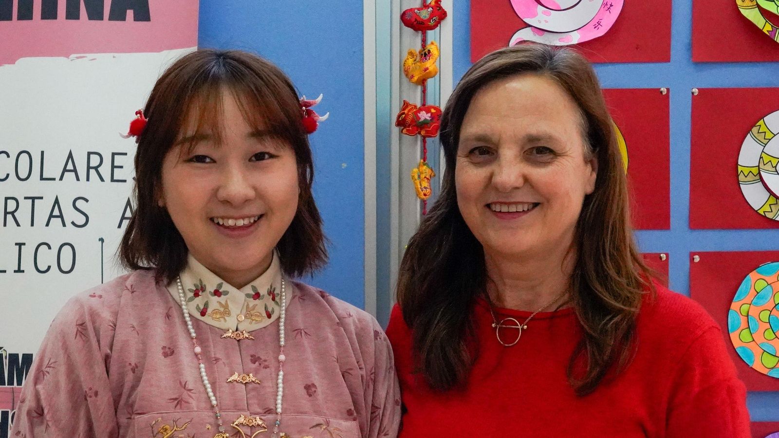 Sagrario Plaza junto a Yu Shunqui, docente de chino en el IES Diego de Guzmán y Quesada.