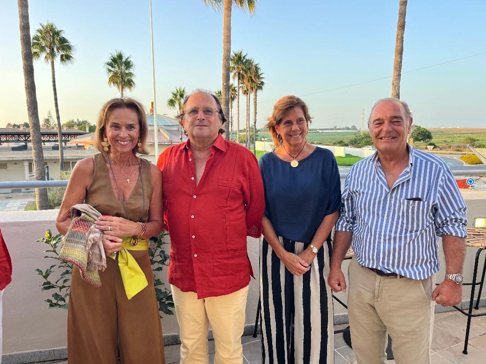 Carmen Pérez, Fernando Soto, Begoña Artiach y Jaime Basterra, en la terraza de la discoteca de la urbanización Costa Ballena.