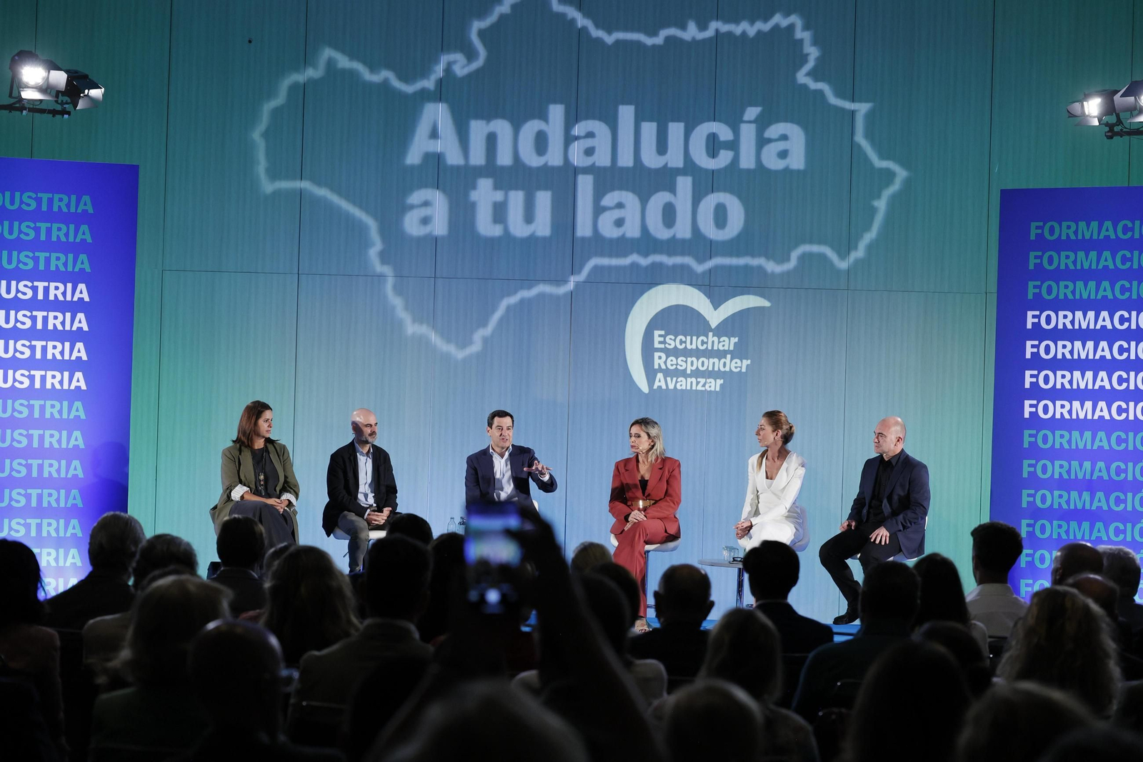 Juanma Moreno en el coloquio con la sociedad civil que ha moderado hoy en Sevilla