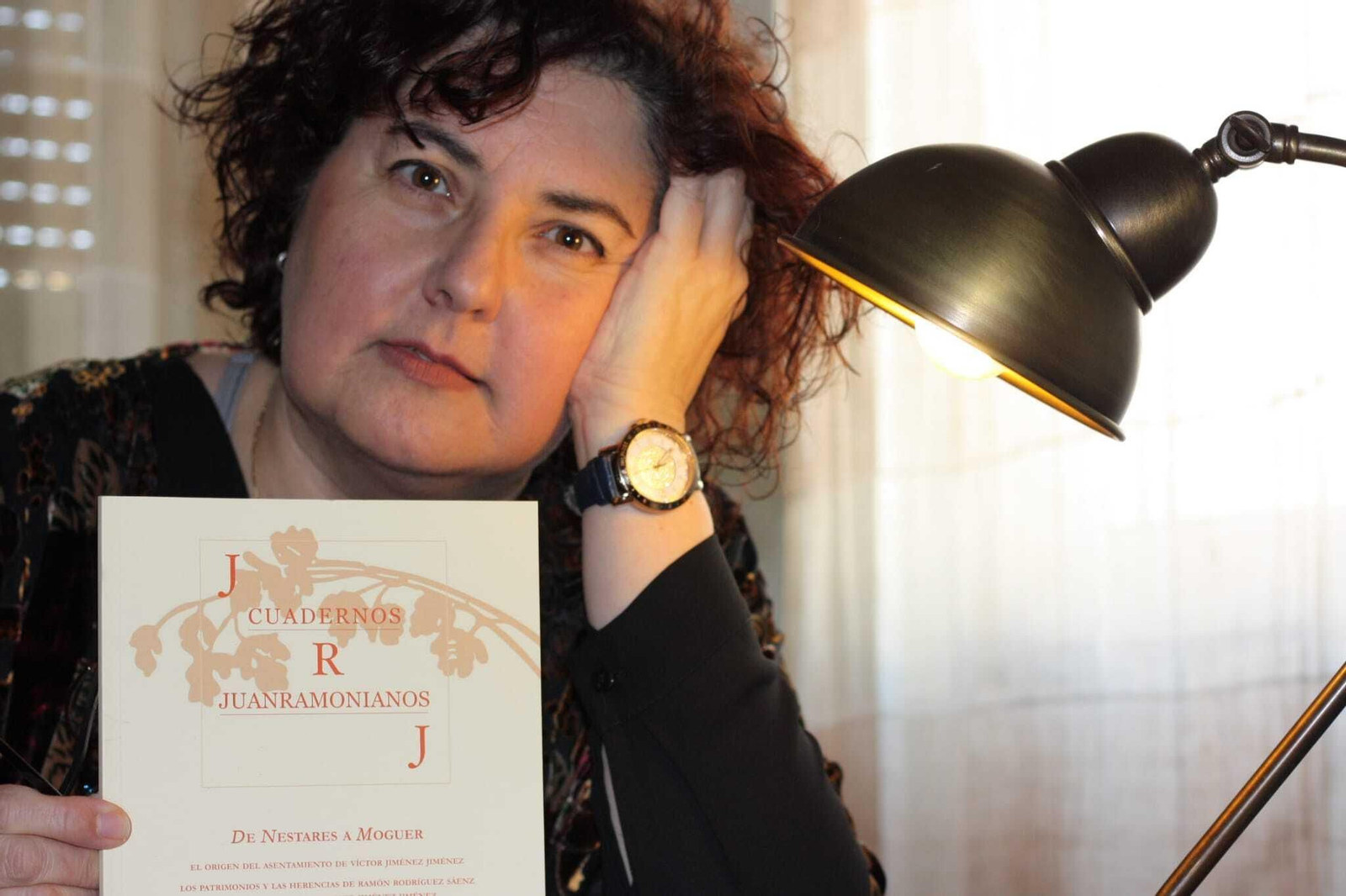 María Antonia Moreno con su publicación.