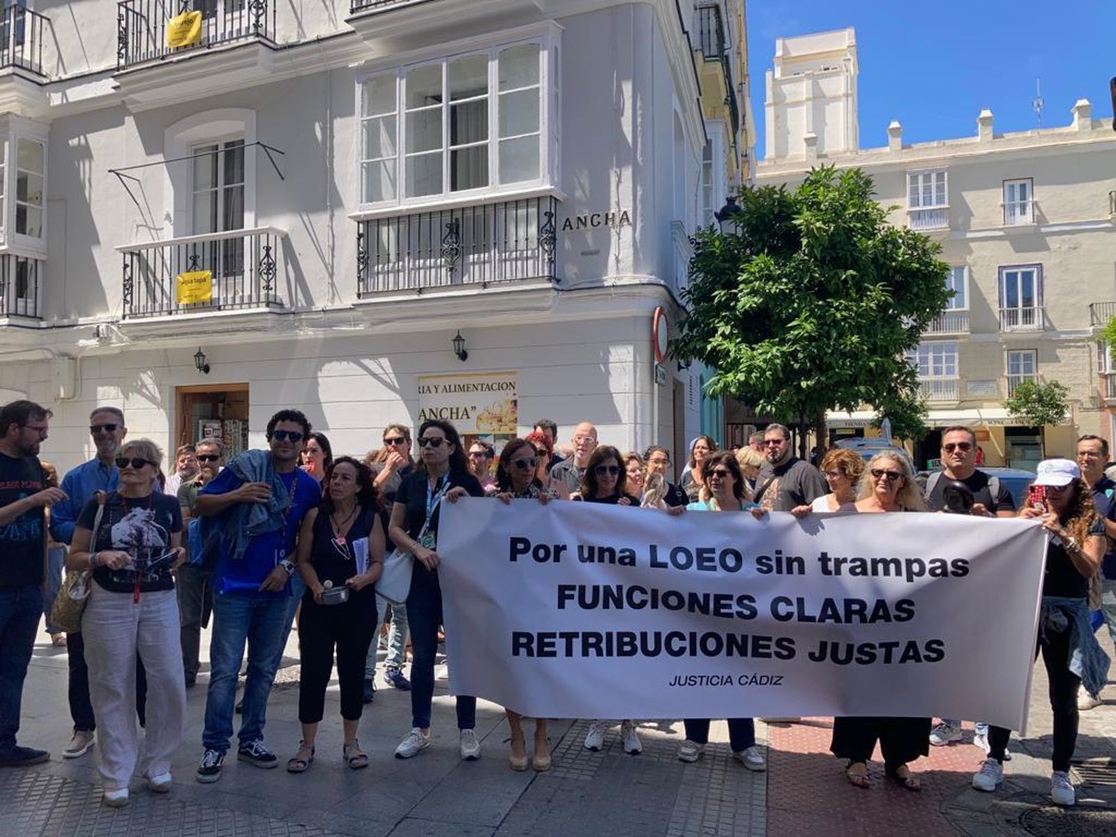 Funcionarios de Justicia de Cádiz protestan frente a la sede del PSOE en Cádiz.