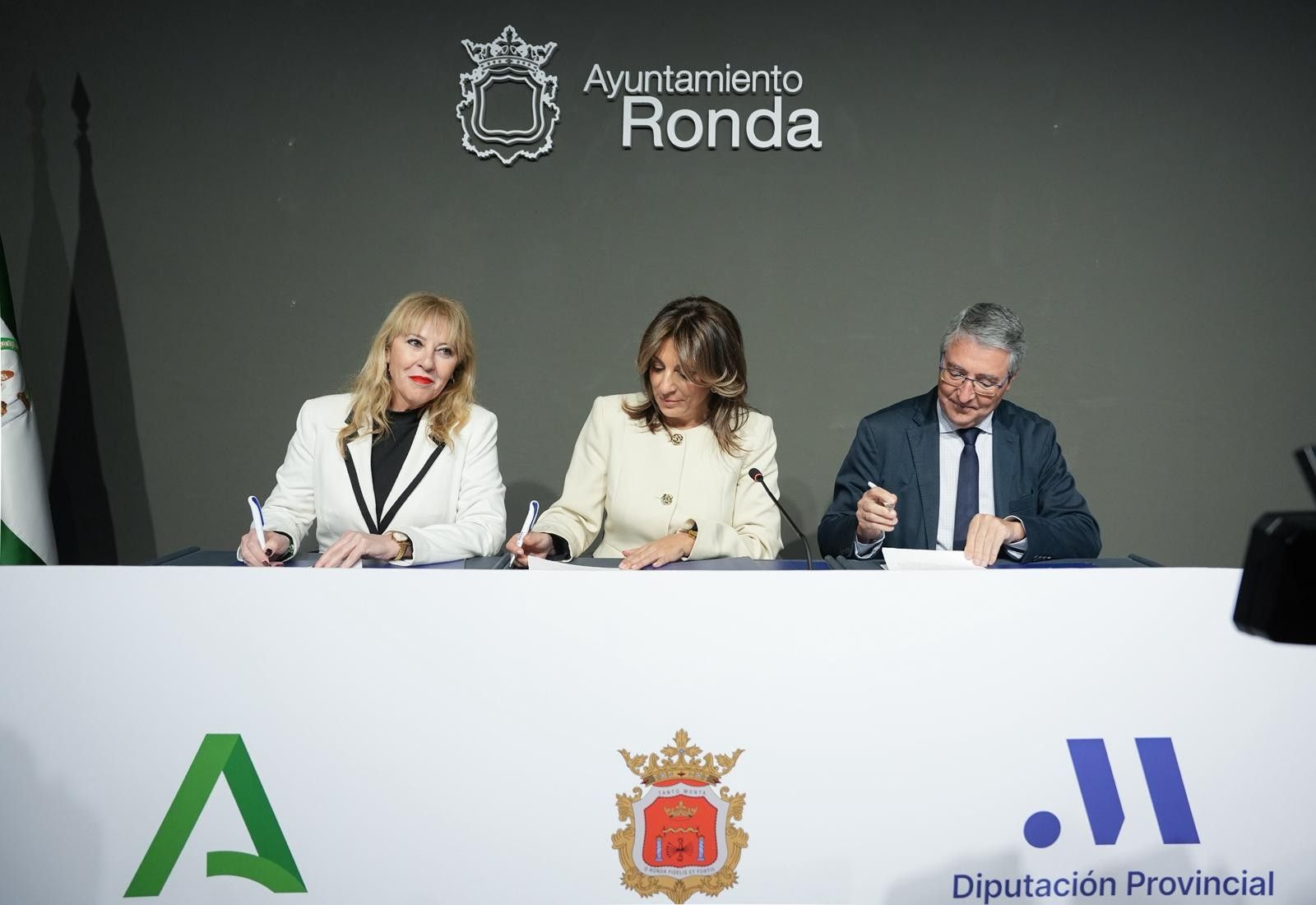 Representantes de las administraciones en la firma del acuerdo de cesión.