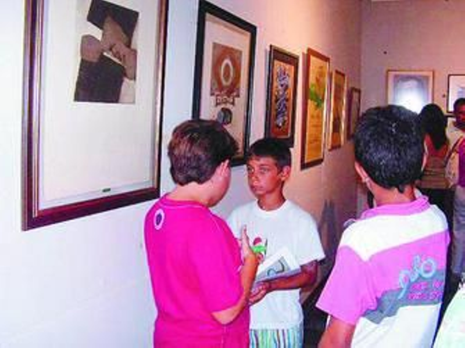 Hermanos y sobrinos de Gil Mazo delante del escudo de Punta Umbría que hizo el artista.