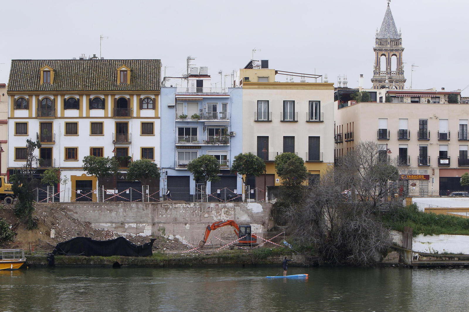 Vista de la calle Betis sin la antigua comisaría de la Policía Nacional.