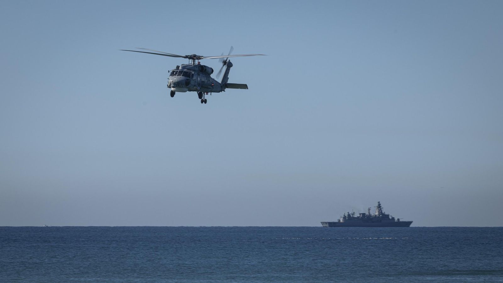Las imágenes del gran desembarco de la OTAN en Barbate: aviones 'Harrier', helicópteros, lanchas e infantes de Marina asaltan la playa del Retín