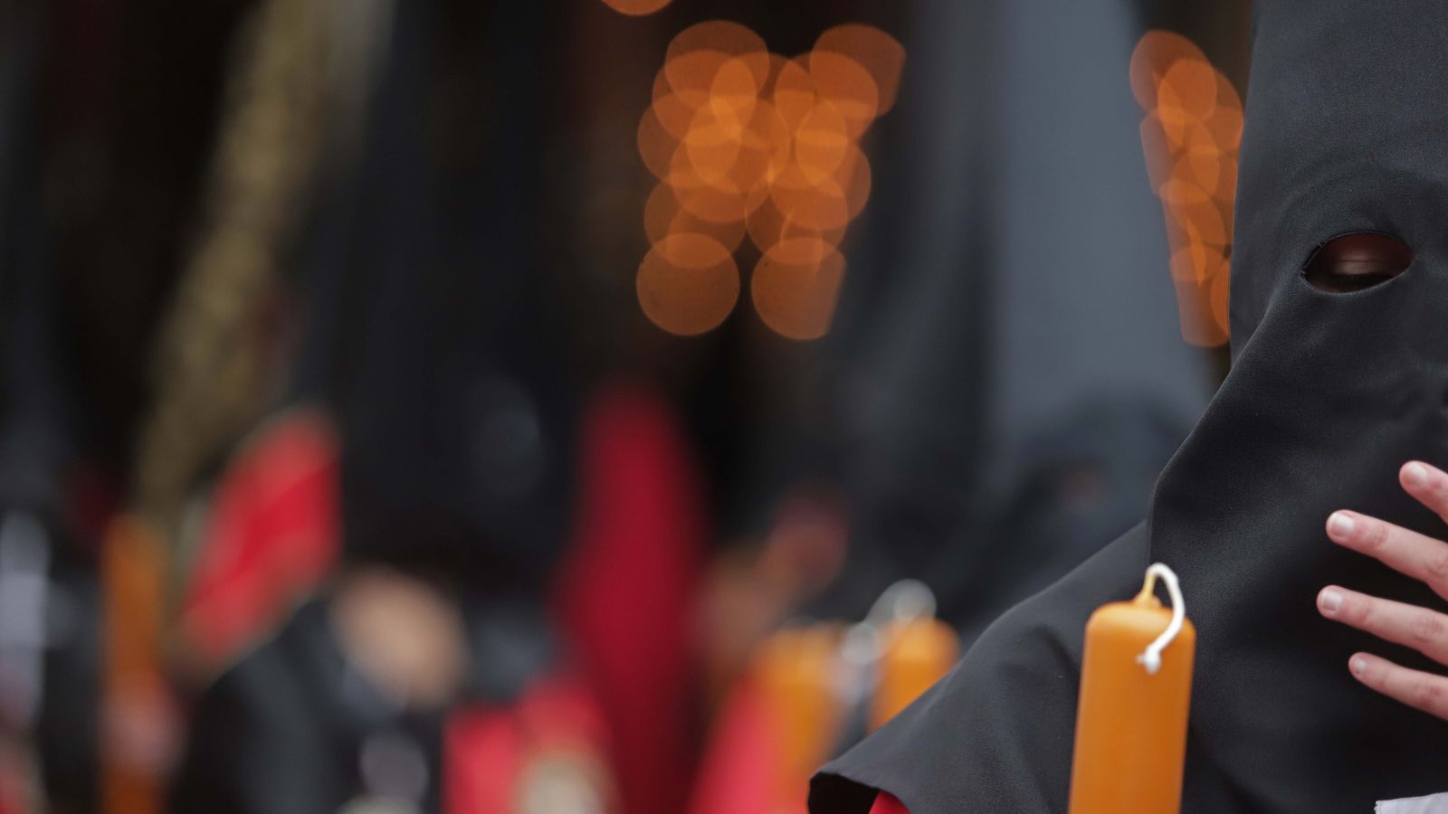 Un penitente en el desfile procesional de Buena Muerte en Algeciras.