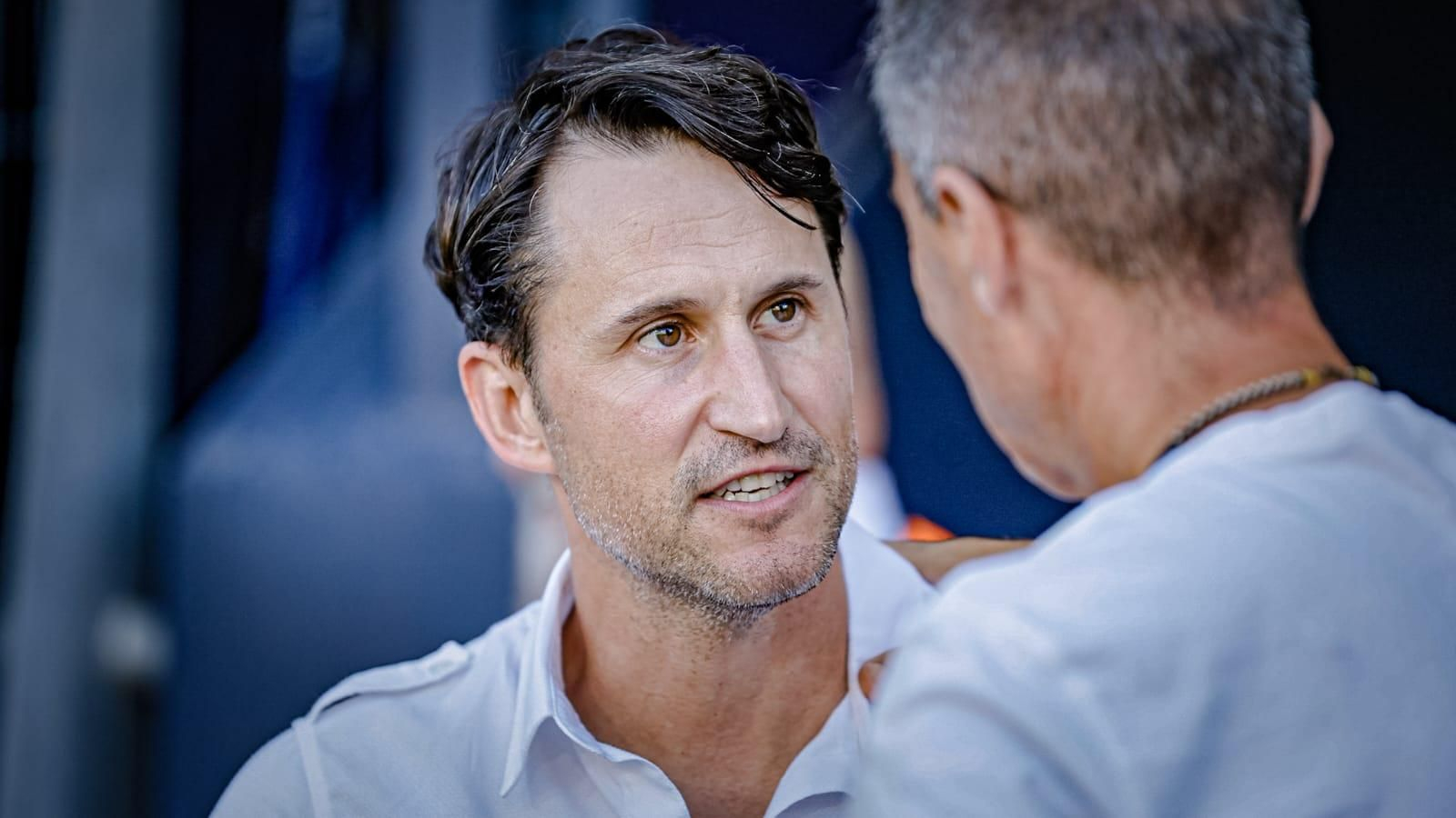 Beñat San José saluda a Gaizka Garitano.