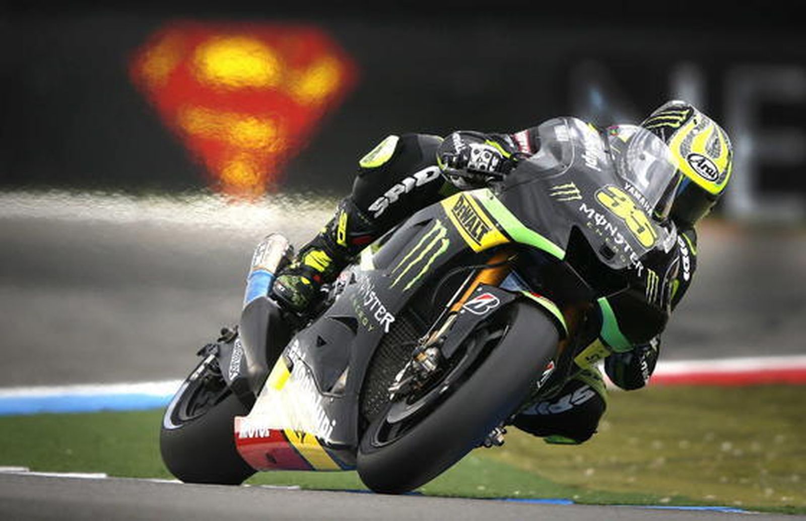 Crutchlow sorprende y se adjudica la 'pole' en Assen