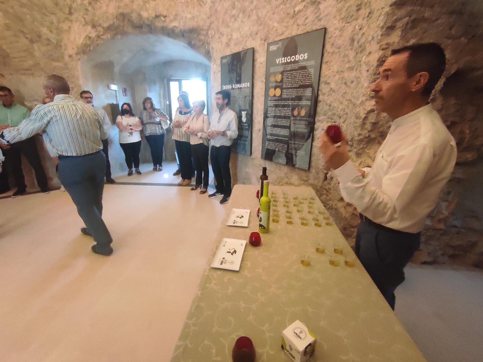 Sesión de cata de aceite en el interior del Castillo de La Guardia.