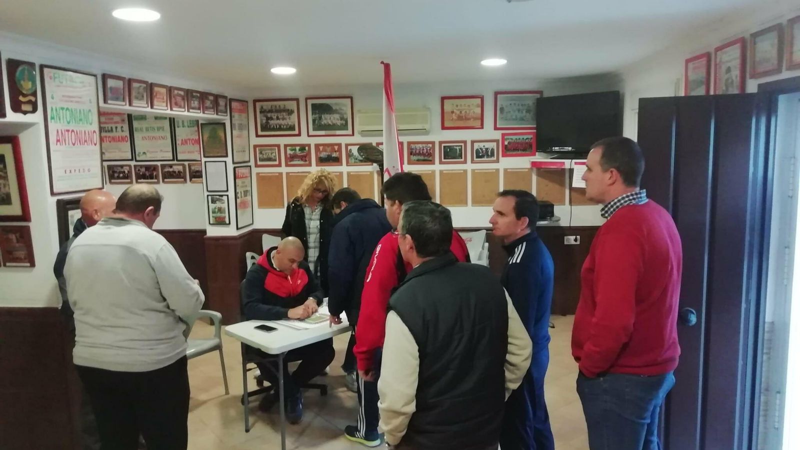 Colas en la secretaría del club para hacerse con las entradas. Colas en la secretaría del club para hacerse con las entradas.