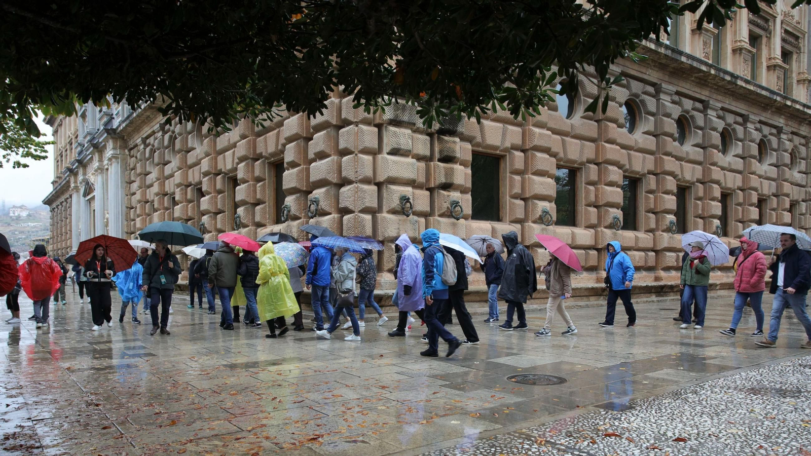 Varios turistas pasean por el recinto monumental de la Alhambra, Granada, este miércoles