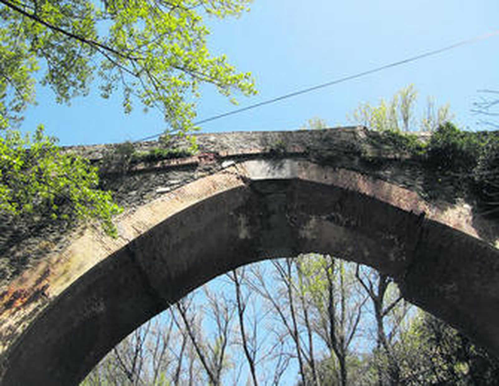 Una de las actividades que realizan los jóvenes voluntarios es la rehabilitación del patrimonio.